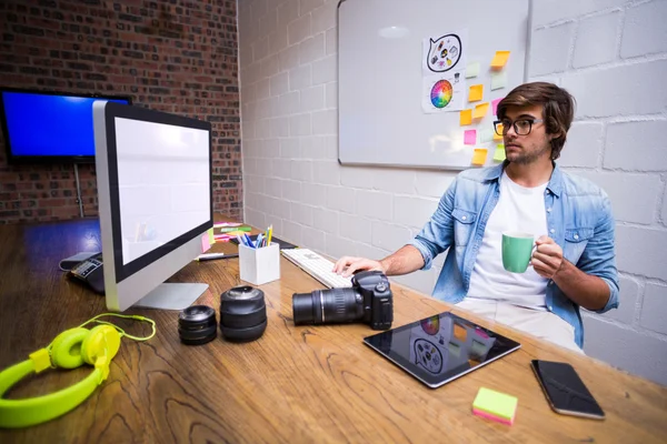 Hombre usando computadora en la oficina — Foto de Stock