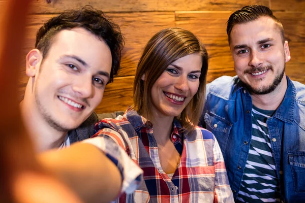 Amigos sorridentes no restaurante — Fotografia de Stock