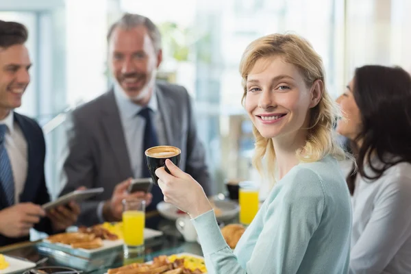 Donna con in mano una tazza di caffè — Foto Stock