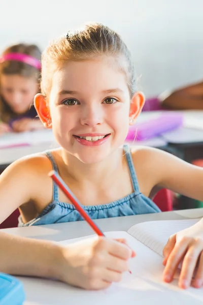 Nahaufnahme eines Schulkindes beim Hausaufgabenmachen im Klassenzimmer — Stockfoto