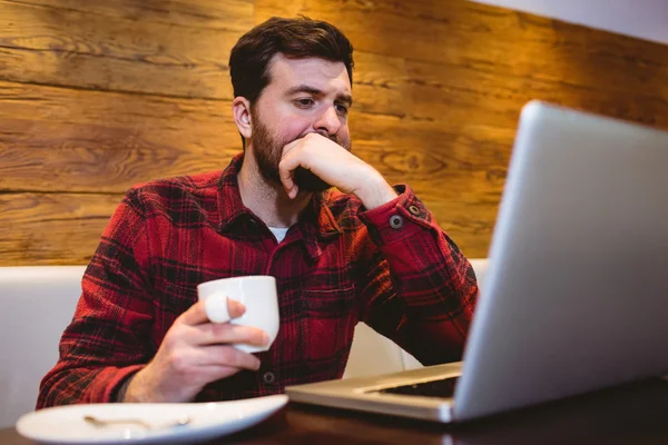 Homem usando laptop na mesa — Fotografia de Stock