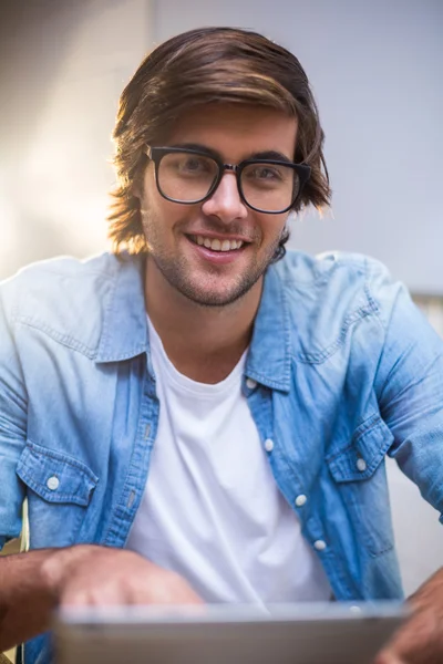 Homme heureux en utilisant la tablette au bureau — Photo