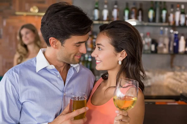 Romantisches junges Paar mit Weingläsern — Stockfoto