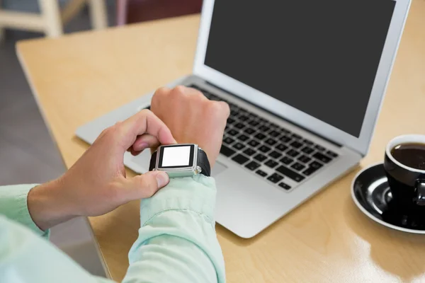 Hombre ajustando el tiempo en su smartwatch — Foto de Stock