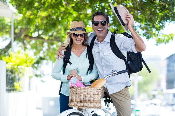 Couple with bicycle on street — Stock Photo, Image