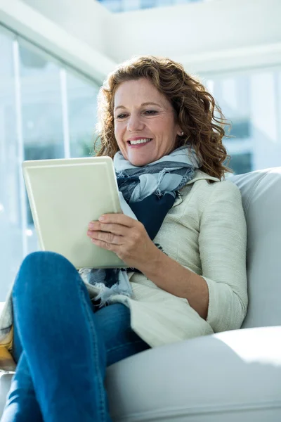Mujer usando tableta digital — Foto de Stock