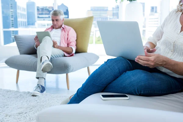 Woman using notebook — Stock Photo, Image