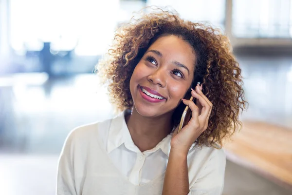 Sorrindo mulher falando no telefone — Fotografia de Stock