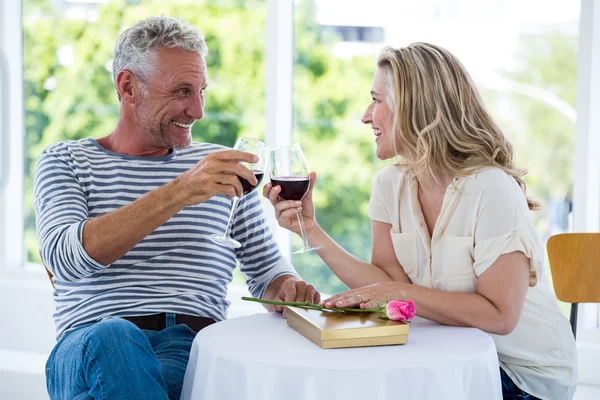 Casal maduro brindar vinho tinto — Fotografia de Stock