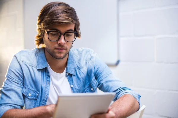 Homme utilisant une tablette numérique — Photo