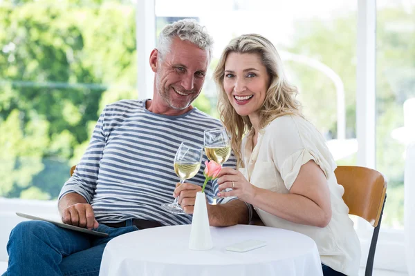 Couple d'âge mûr tenant des verres à vin — Photo