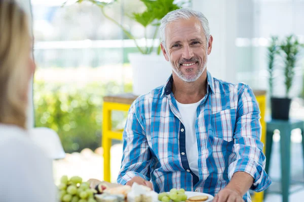 Lycklig man med kvinna i restaurang — Stockfoto