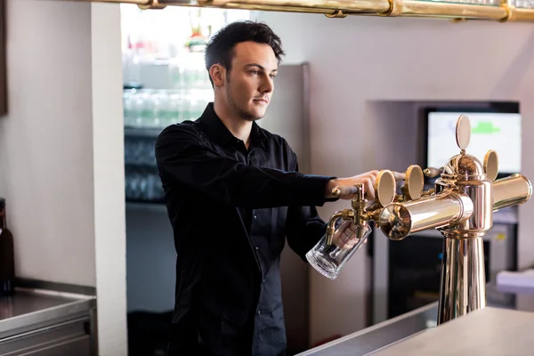 Barkeeper derramando cerveja — Fotografia de Stock