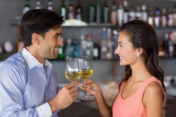 Молодая пара пьет бокалы за вино — стоковое фото