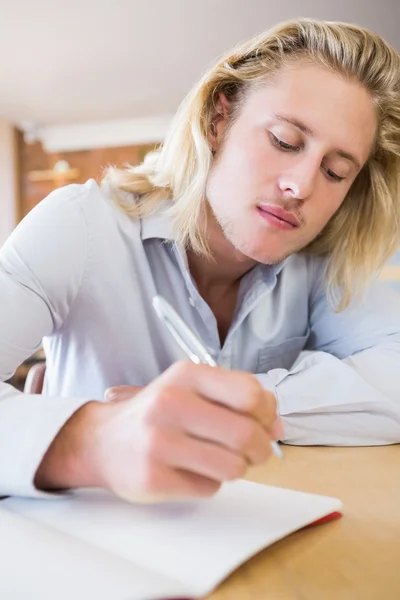 Hombre escribiendo en un libro — Foto de Stock