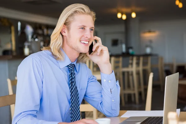 Homme heureux parlant sur téléphone mobile — Photo