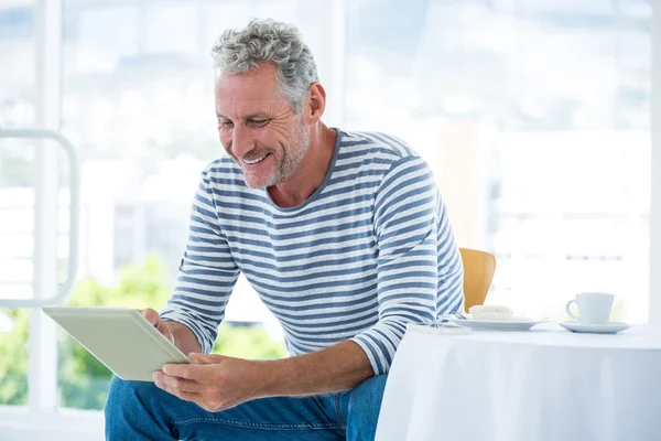 Homem usando tablet digital — Fotografia de Stock