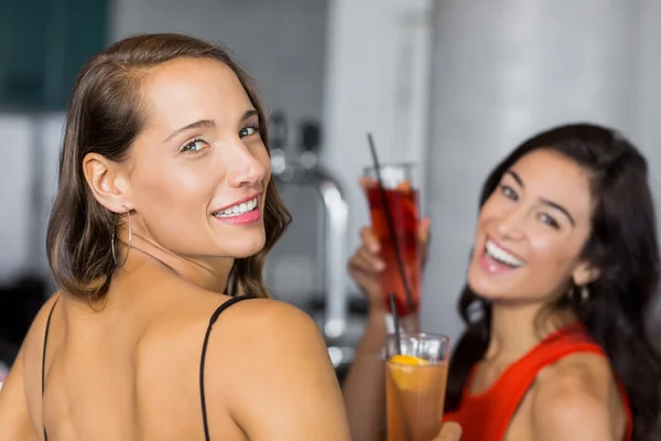 Duas mulheres bonitas segurando copo de cocktail — Fotografia de Stock