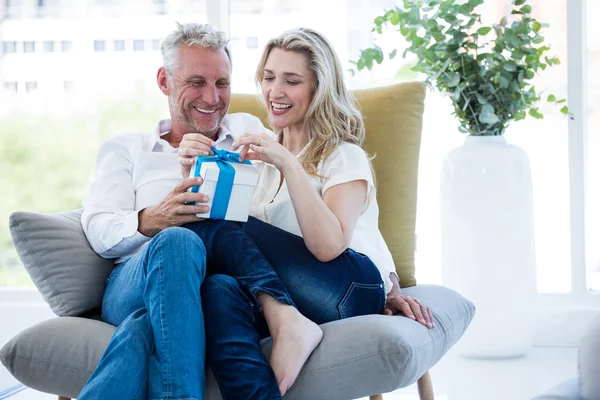 Pareja madura con caja de regalo —  Fotos de Stock