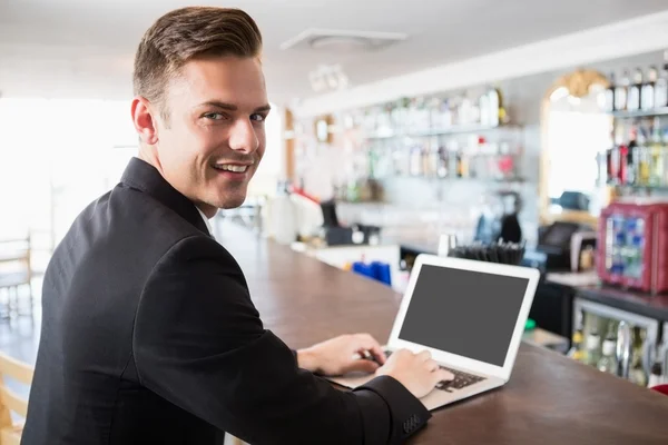 Uomo d'affari che utilizza il computer portatile nel ristorante — Foto Stock