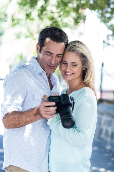 Vrolijke paar in de camera kijken — Stockfoto