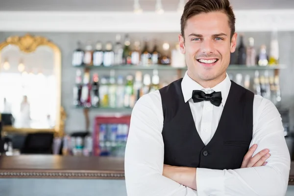 Retrato del camarero de pie en el mostrador de bar — Foto de Stock