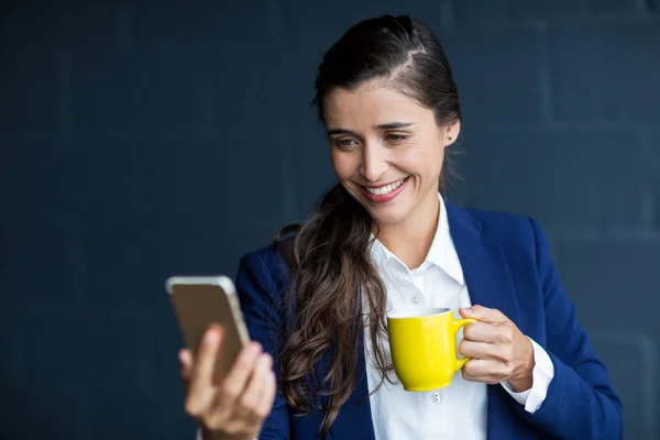 Mujer tomando selfie en oficina — Foto de Stock