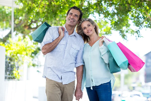 Casal com sacos de compras em pé — Fotografia de Stock