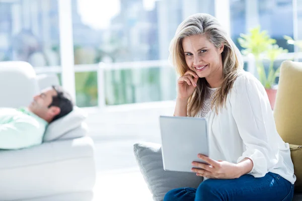 Leende kvinna håller digital tablet — Stockfoto