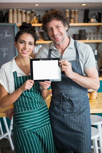 Портрет офіціанта та офіціанта, що тримає цифровий планшет — стокове фото