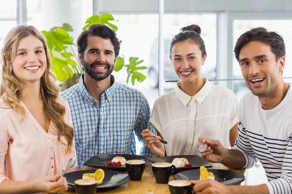 Groep gelukkige vrienden met dessert samen — Stockfoto