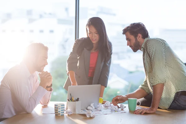 Creatieve collega's bespreken aan balie — Stockfoto