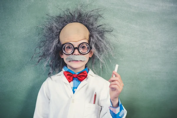 Schülerin gibt sich im Klassenzimmer als Lehrerin aus — Stockfoto