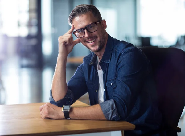 Homme assis au bureau — Photo