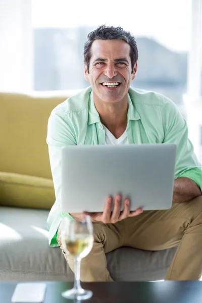 Mann hält Laptop zu Hause — Stockfoto