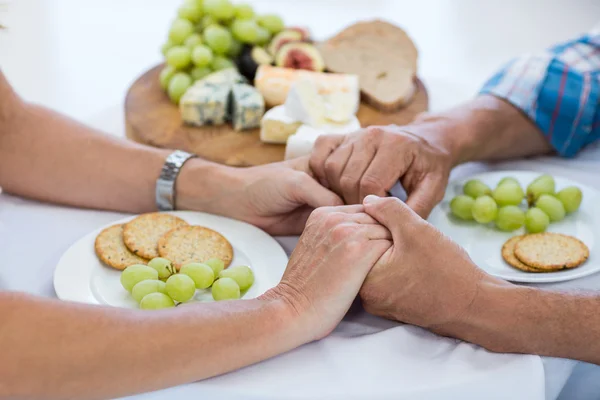 Paar hält Händchen — Stockfoto