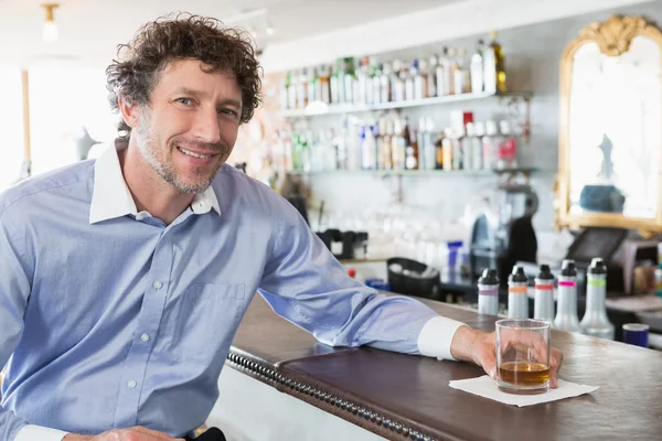 Šťastný muž, který držel sklenici alkoholu — Stock fotografie