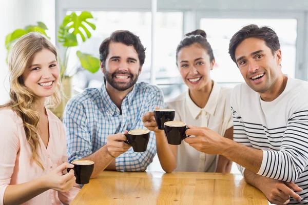 Skupina happy přátelé drží šálek kávy — Stock fotografie