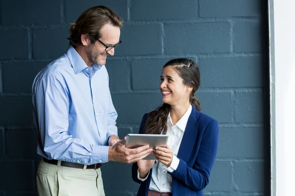 Homme et femme utilisant une tablette numérique — Photo