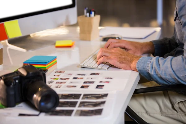 Empresario trabajando en la computadora en el escritorio —  Fotos de Stock