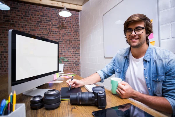 Grafický designér pracující v kanceláři — Stock fotografie