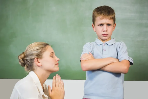 Vrouwelijke leraar apologizing jongen in de klas — Stockfoto