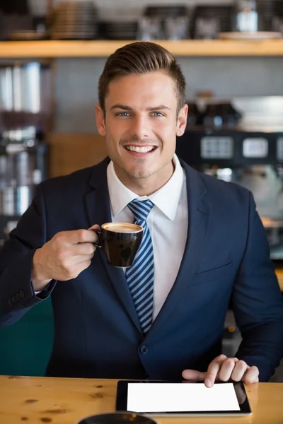 Πορτρέτο του επιχειρηματία χρησιμοποιώντας ψηφιακή δισκίο σε καφετέρια — Φωτογραφία Αρχείου