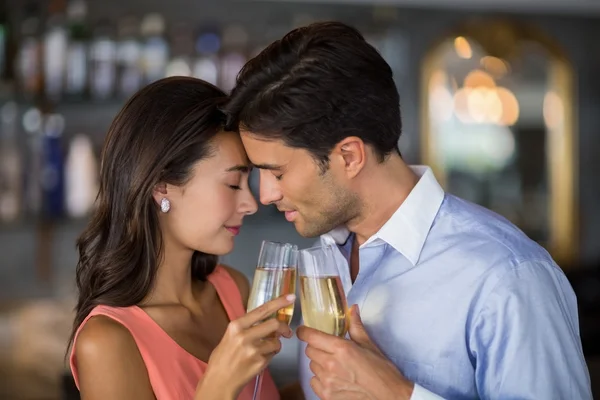 Coppia che si abbraccia brindando con un bicchiere di champagne — Foto Stock