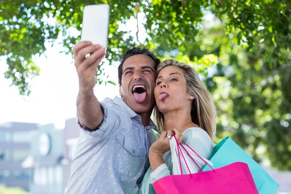 Paar macht Gesichter — Stockfoto