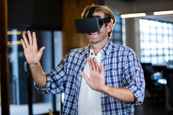 Uomo d'affari utilizzando simulatore di realtà virtuale — Foto Stock