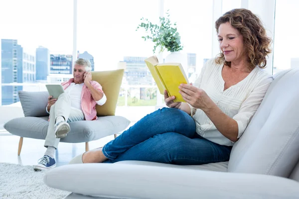 Frau liest Buch zu Hause — Stockfoto