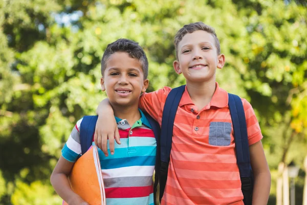 Uśmiechający się schoolkids stojący w kampusie — Zdjęcie stockowe