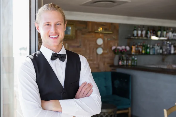 Servitören med armar korsade i restaurang — Stockfoto