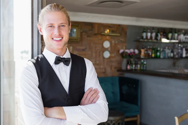 Ober met armen gekruist in restaurant — Stockfoto